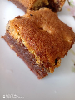 Una foto de Brownies con cobertura de galleta