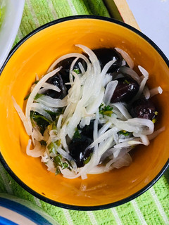 Una foto de Ensalada de Cebolla con aceitunas y cilantro