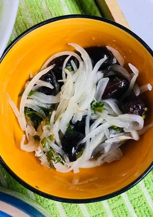 Una foto de Ensalada de Cebolla con aceitunas y cilantro