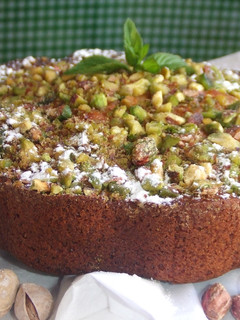 Una foto de Pastel de yogur con pistachos