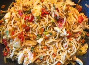Une photo de Wok au légumes, poulet et sauce aigre-douce