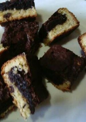 Una foto de Brownie con base de galletitas con chispas :UNA DELICIA!!!!!!!!!