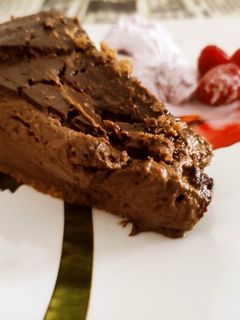 Una foto de Tarta de plátano y chocolate cremosa con base de galletas de centeno