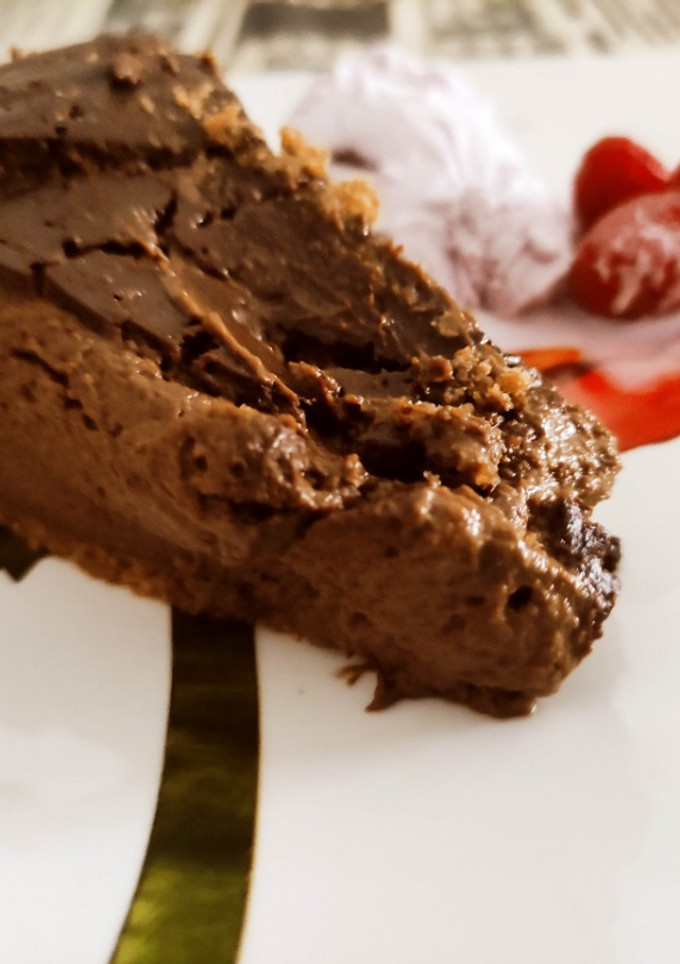 Una foto de Tarta de plátano y chocolate cremosa con base de galletas de centeno