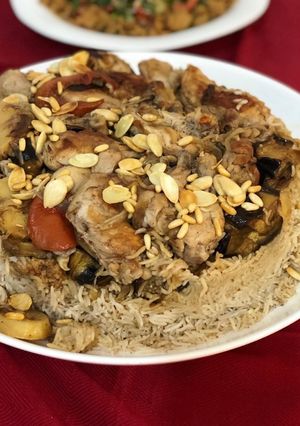 صورة لوصفة مقلوبة الدجاج مع الخضار