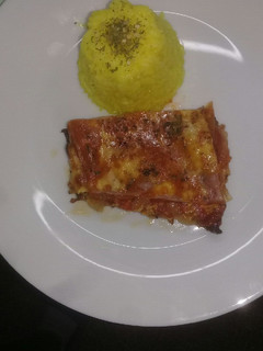 Una foto de Matambre a la pizza con arroz con cúrcuma