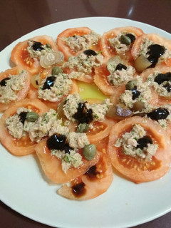 Una foto de Tomate aliñado con atún y alcaparras