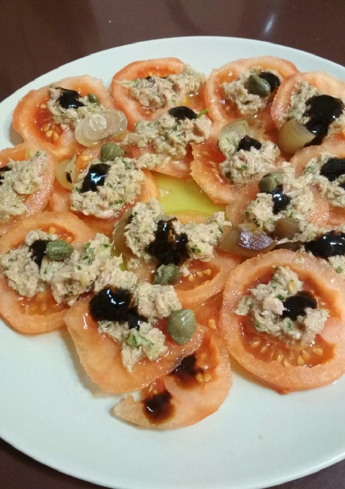 Una foto de Tomate aliñado con atún y alcaparras