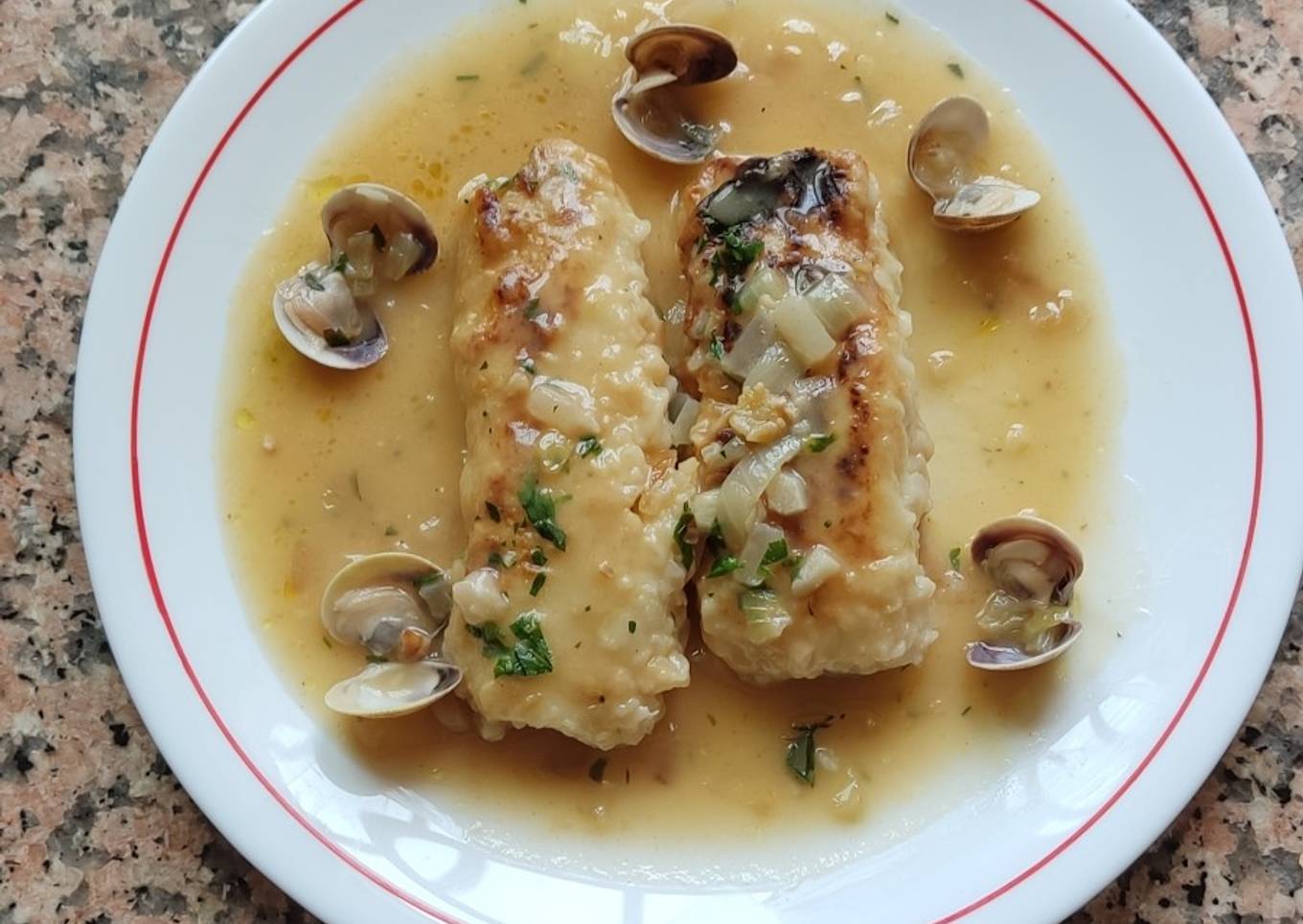 Merluza en salsa verde con almejas