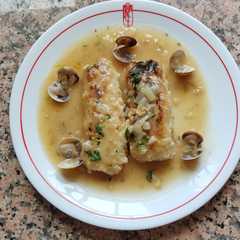 Una foto de Merluza en salsa verde con almejas
