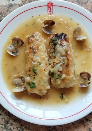 Una foto de Merluza en salsa verde con almejas