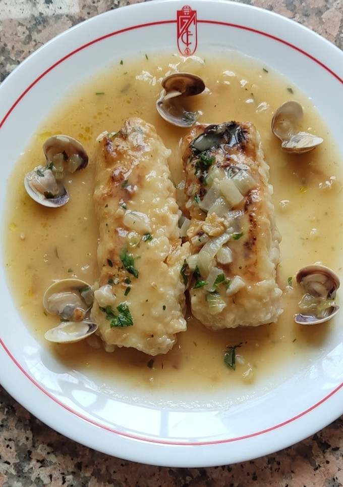 Una foto de Merluza en salsa verde con almejas