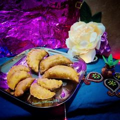 A picture of Gujiyas and mini gujiyas.
