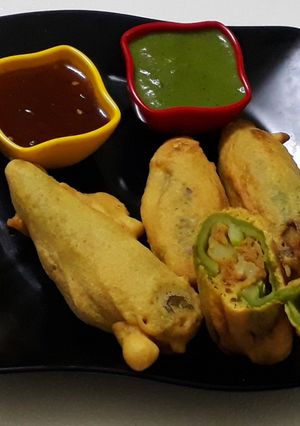 A picture of Mirchi vada.