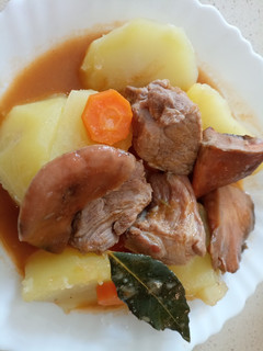 Una foto de Guisadillo de patatas con carne y Níscalos en Monsieur Cuisine