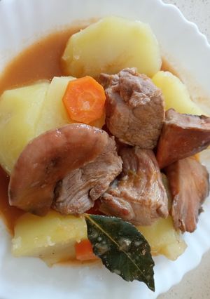 Una foto de Guisadillo de patatas con carne y Níscalos en Monsieur Cuisine