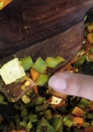 A picture of Tofu and green veggies mix.