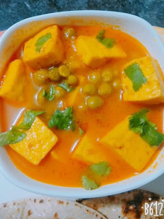 A picture of Matar (peas) paneer.