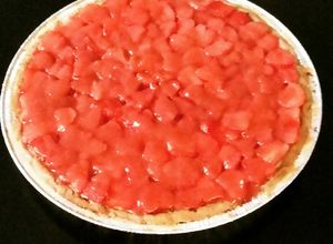 Una foto de Pay de leche cubierto con fresas
