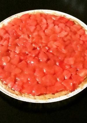 Una foto de Pay de leche cubierto con fresas
