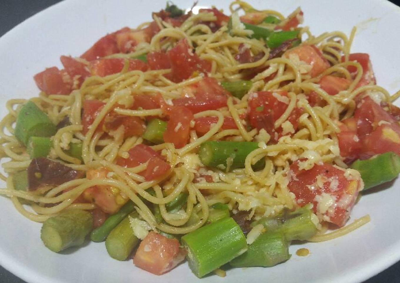 Summer spaghetti with asparagus and crispy ham