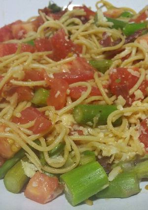 A picture of Summer spaghetti with asparagus and crispy ham.