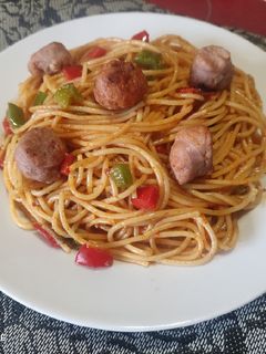 Una foto de Espaguetis con butifarra y pimientos en 23 minutos