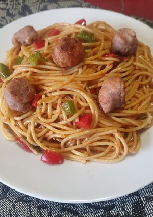 Una foto de Espaguetis con butifarra y pimientos en 23 minutos
