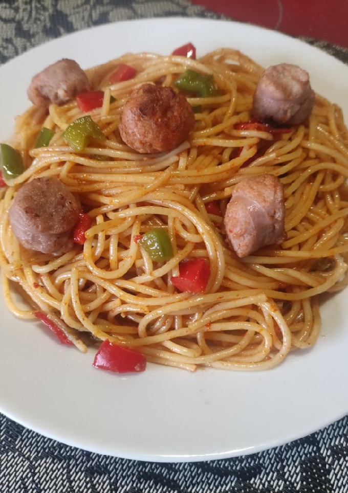 Una foto de Espaguetis con butifarra y pimientos en 23 minutos