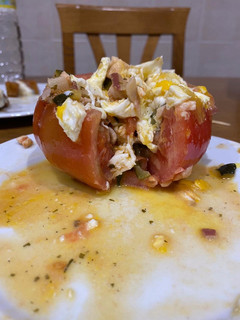 Una foto de Tomates rellenos templados con sombrero de huevo