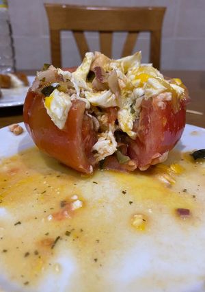 Una foto de Tomates rellenos templados con sombrero de huevo