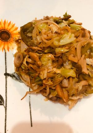 Una foto de Wok vegetariano con champiñones 🍄