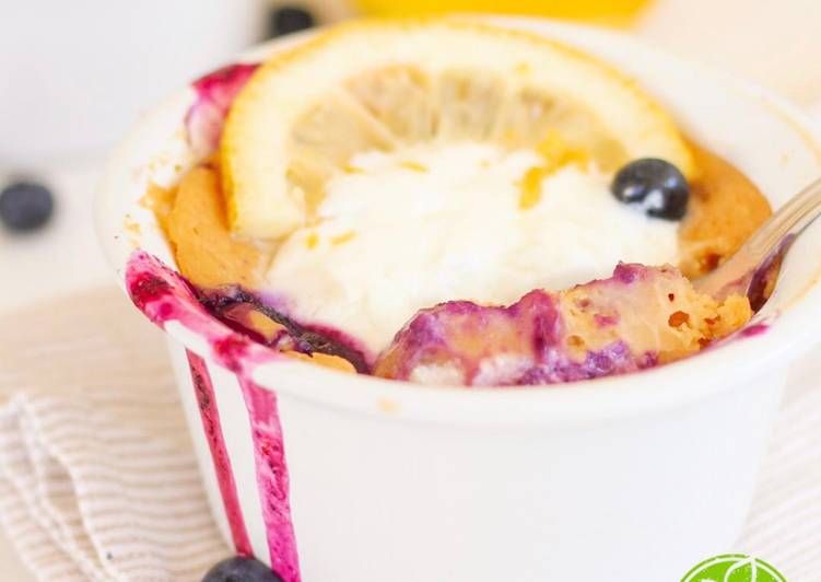 Bolo de caneca de limão e mirtilos