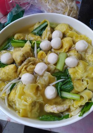 รูปของ เกี๊ยวน้ำไก่ใส่ลูกชิ้นปลา