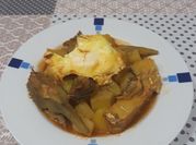 Una foto de alcachofas guisadas huevo