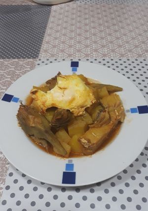 Foto principal de Patatas con bacalao con alcachofas y huevo