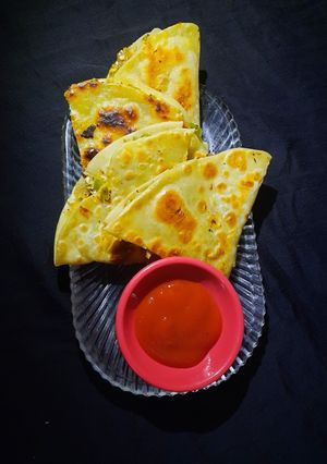 A picture of Mexican cheesy vegetable quesadilla.