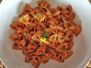 Una foto di pasta al pomodoro