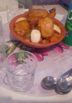صورة لوصفة طعام مرقة حمراء 🍗🧅🍅🥕🥔🥫🍶