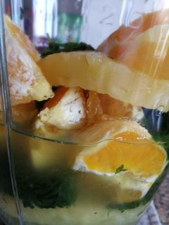 Una foto de Smoothie detox con vitaminas 🍊🍍🥬