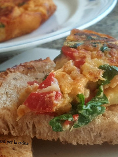 Una foto de Tortilla vegana (sin huevo) de patata, escalivada y espinacas