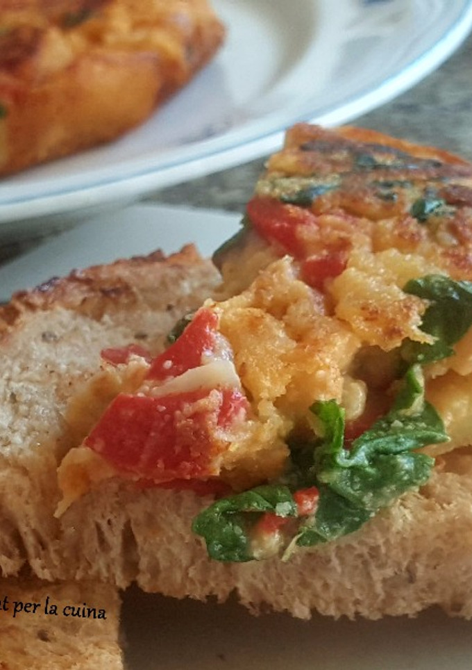 Una foto de Tortilla vegana (sin huevo) de patata, escalivada y espinacas