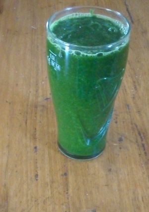 A picture of Spinach,kale mango smoothie.