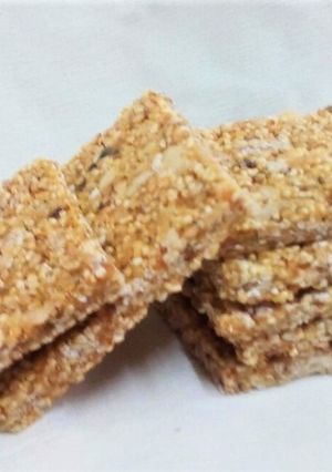 રાજગરા મિક્સ ચીક્કી(Rajgira Mix Chikki Recipe In Gujarati) રેસીપી મુખ્ય ફોટો