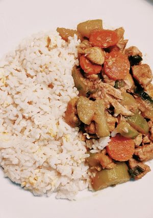 Kókuszos zöldséges csirke, tojásos rizzsel recept fotója