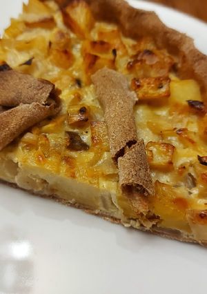 Una foto de Tarta de tubérculos con queso azul en masa integral
