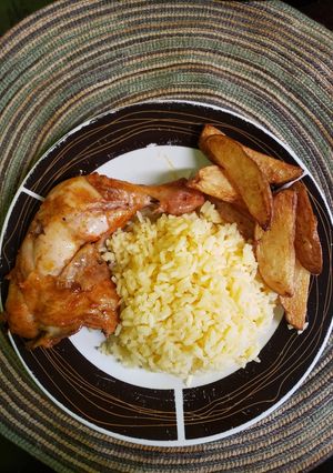 Una foto de Pollo con patatas al horno