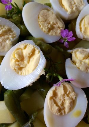 Una foto de Cocina para principiantes: Chauchas y papas con huevitos de codorniz