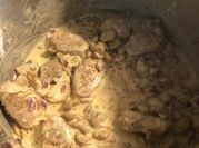 Une photo de filet de porc mijoté