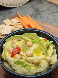 Una foto de Hummus con aguacate